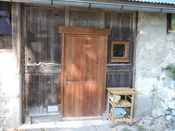 porte rustique sur mesure en Chartreuse